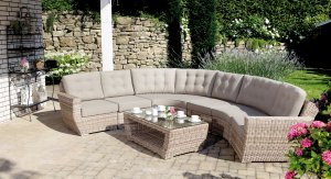 hochwertige Wintergarten-Geflechtcouch mit Polsterkissen