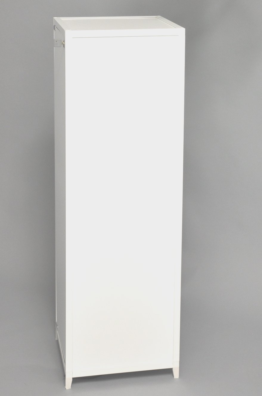 abschließbarer Vitrinen-Würfel aus weißem Sockel mit abschließbarem Unterschrank