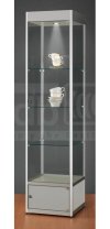 Messevitrine mit Werbefläche im Kopfteil und abschließbarem Unterschrank