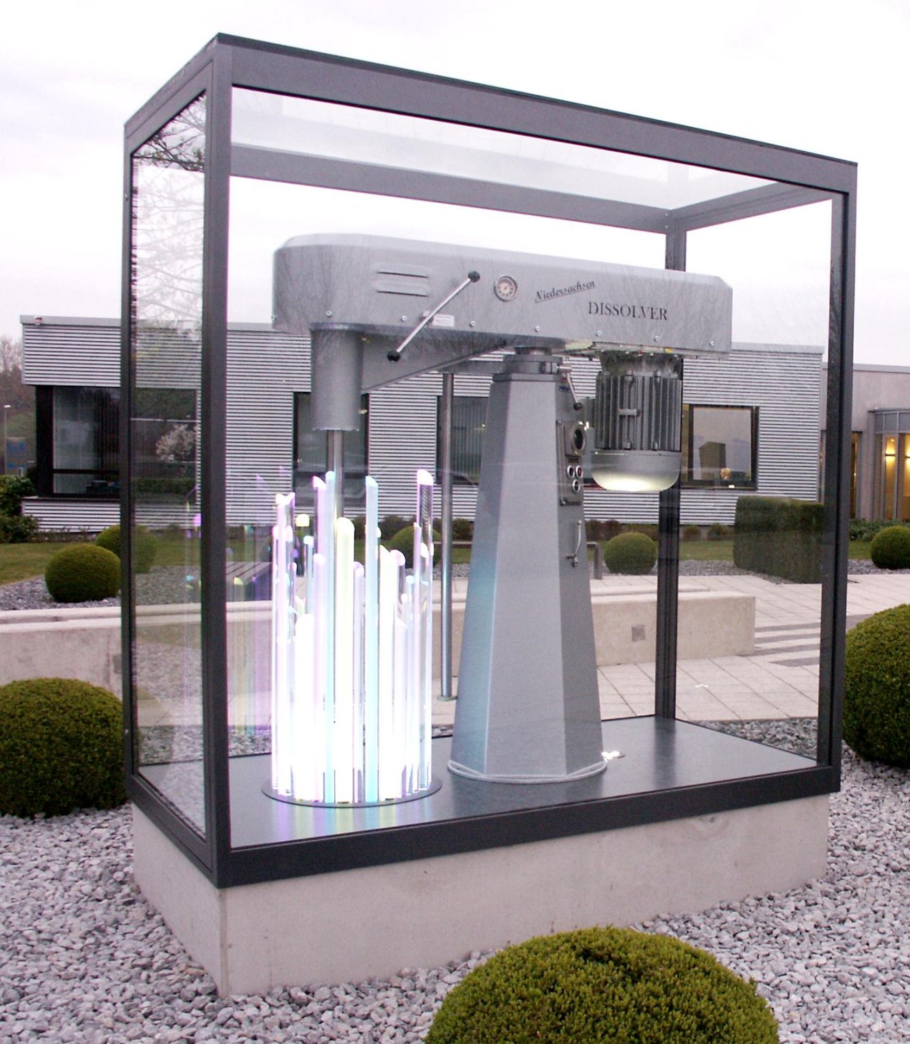 robuste Outdoor-Glasvitrine aus bruchfestem Sicherheitsglas zur Montage auf Steinsockel