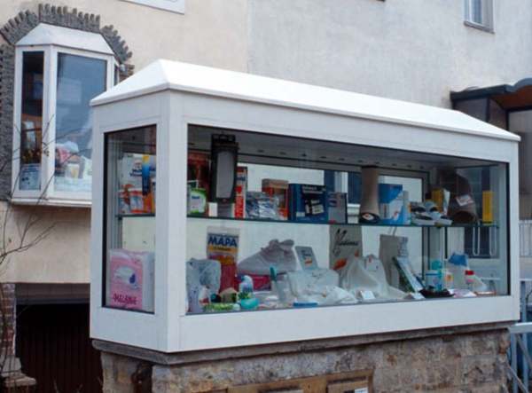 witterungsbeständige Boulevard-Vitrine auf Mauersockel
