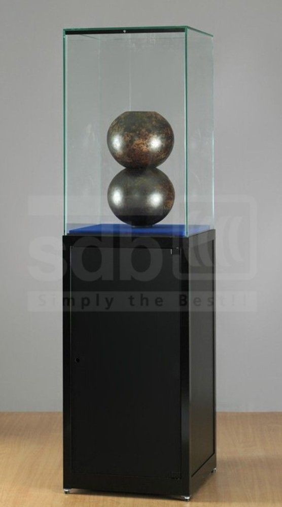 elegante Exponatvitrine auf schwarzem Sockel Höhe = 180 cm / Höhe-Glashaube = 80 cm