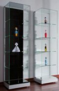 moderne Säulenvitrine mit Innenbeleuchtung