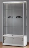 Vitrinenschrank mit Schiebetüren und Stauraum
