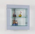 Wandvitrine im Holzrahmen