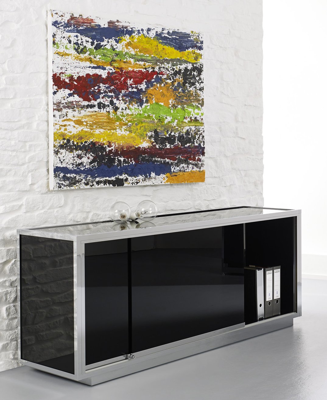 Industriedesign-Sideboard aus Schwarzglas mit abschließbaren Schiebetüren