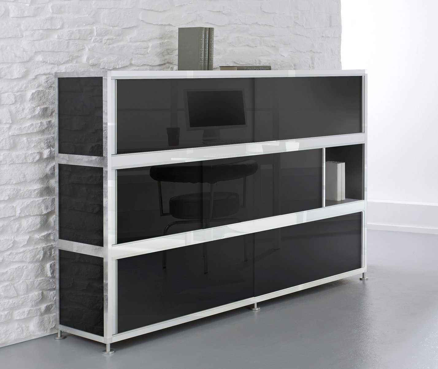 Büro-Highboard aus Schwarzglas mit abschließbaren Schiebetüren