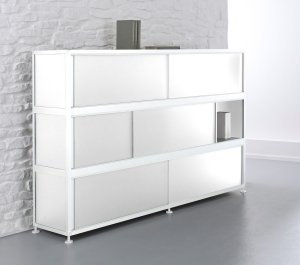 weißes Büro-Highboard mit abschließbaren Schiebetüren