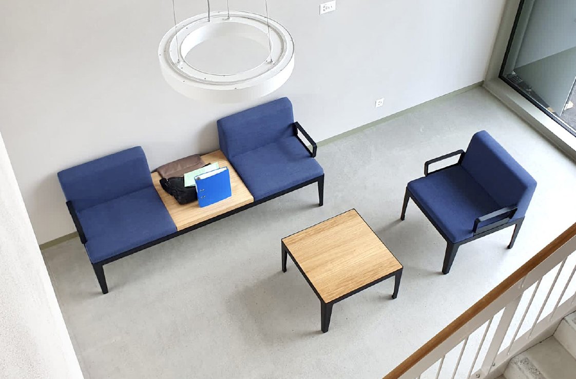 Moderne Sitzbänke mit Ablagetisch für Wartezimmer
