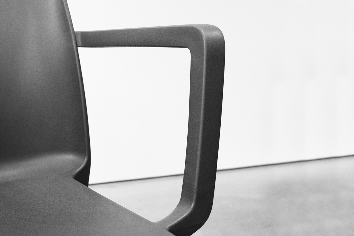 wetterfester Monoblock-Kunststoffstuhl mit Armlehnen