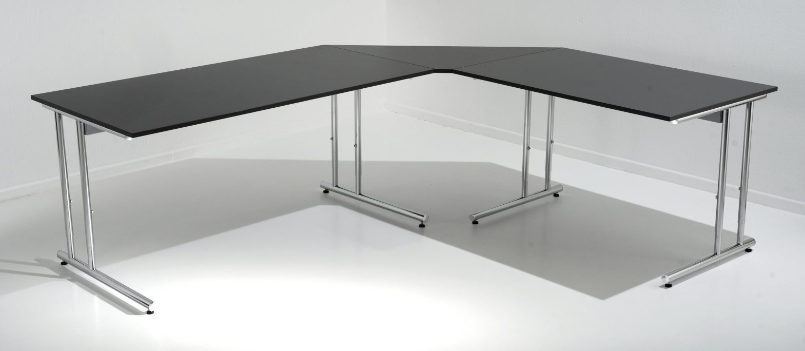 moderner L-form-Schreibtisch anthrazitfarbene Tischplatte große Kabelwanne