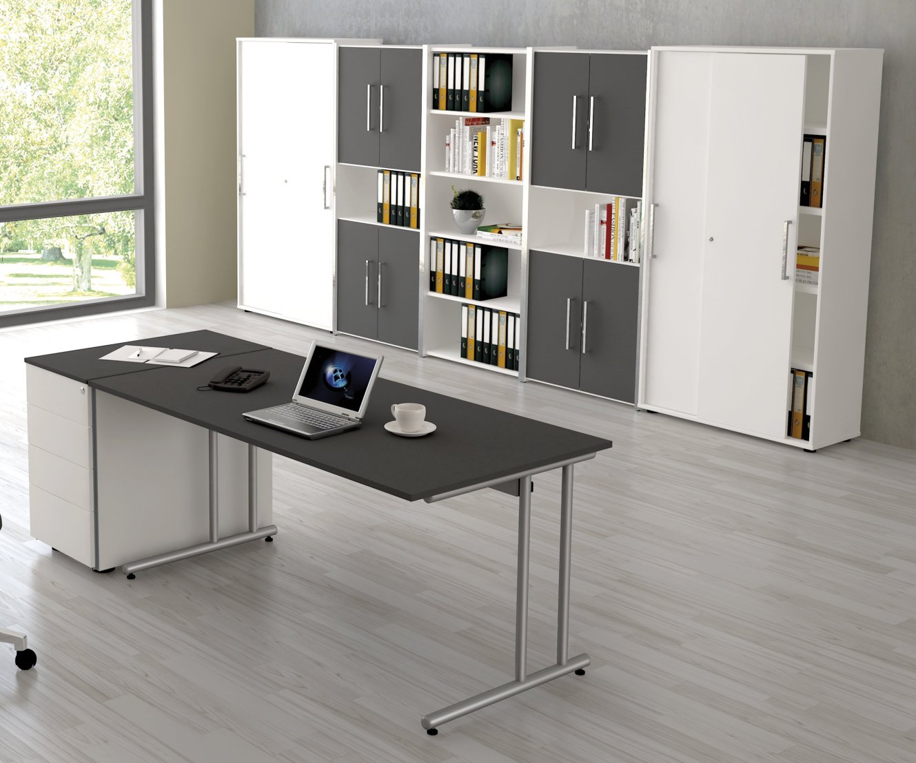 günstige Büroeinrichtung mit preiswertem Schreibtisch und weißen Büroschränken