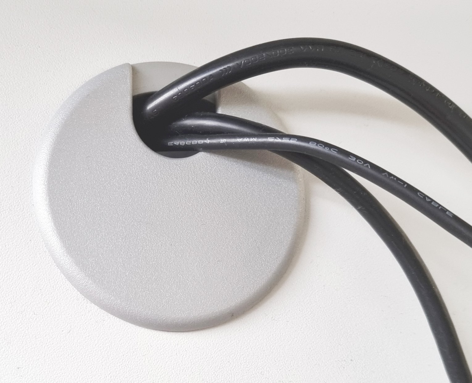 Bürotisch mit Kabeldurchlass inkl. Abdeckdose