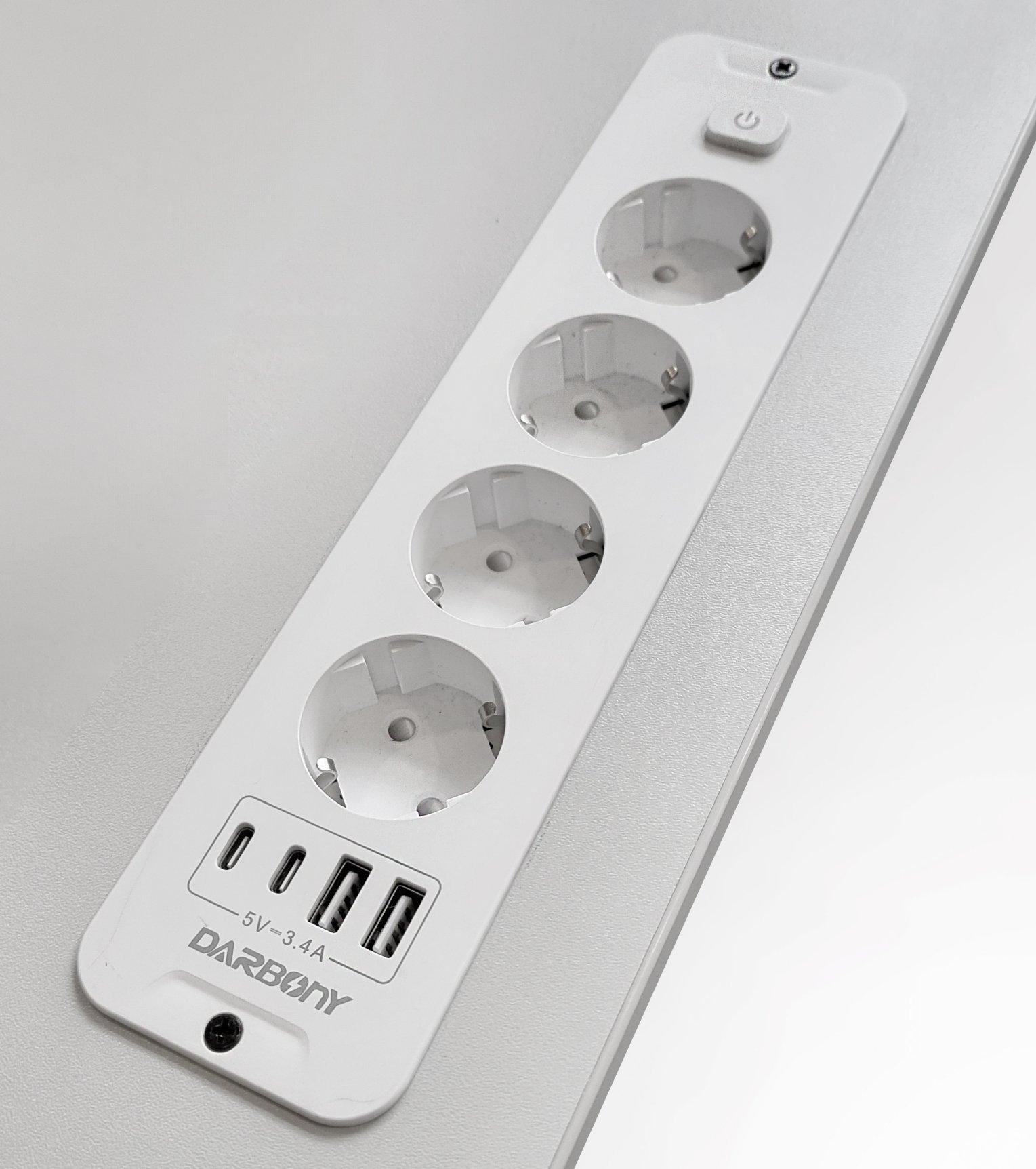 Sitz- / Stehschreibtische mit  Steckdosenleiste, 2 USB-A- u. 2 USB-C-Ladeports