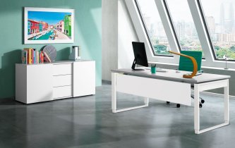 Schreibtisch mit Knieraumblende und Büro-Sideboard