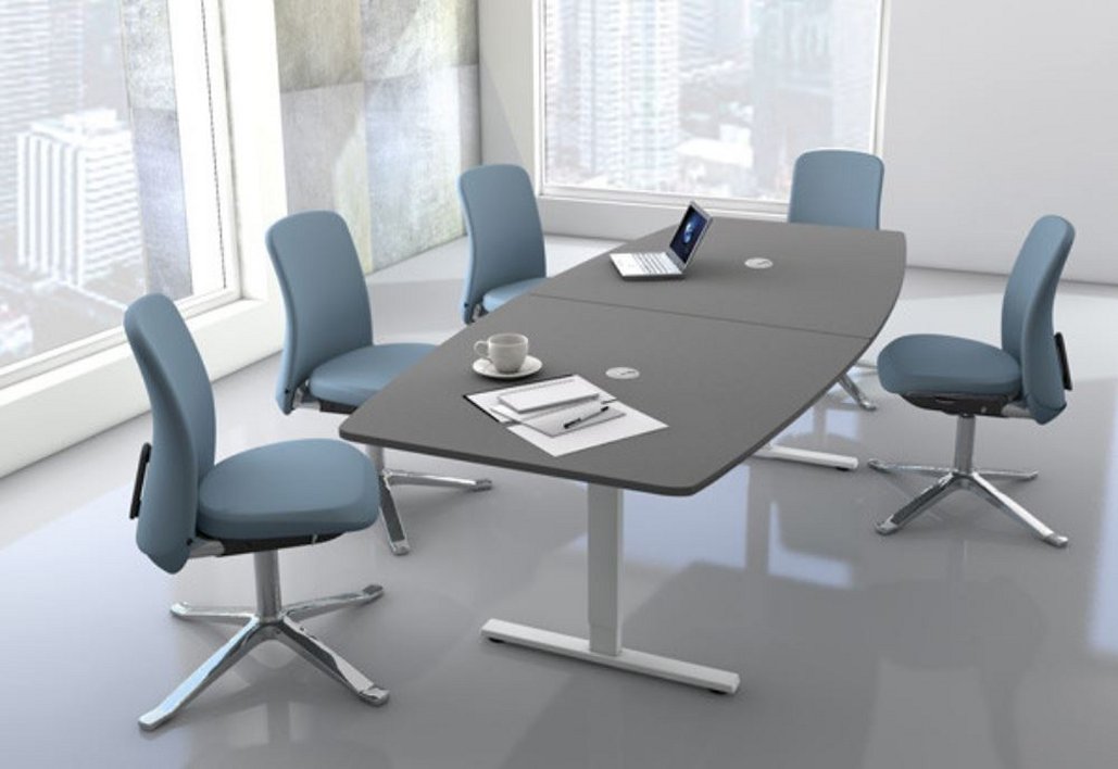 höhenverstellbarer 6-Personen-Konferenztisch als Sitz- und Steh-Besprechungstisch einsetzbar