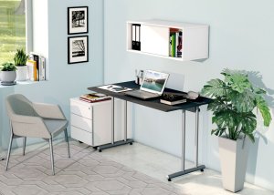 Homeoffice-Schreibtisch mit Schreibtisch-Rollcontainer und Wandregal