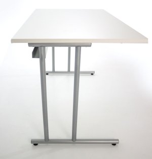 Homeoffice-Schreibtisch mit weißer Tischplatte mit breitem Kabelkanal