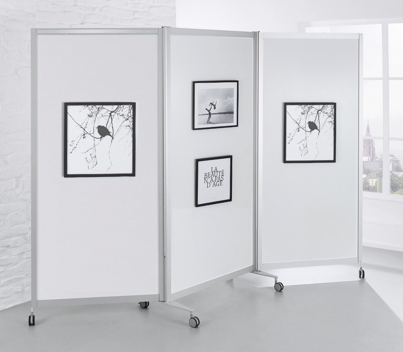 Galerie-Stellwand mit aufklappbaren Seitenarmen und Laufrollen beidseitig Bilderrahmen befestigen
