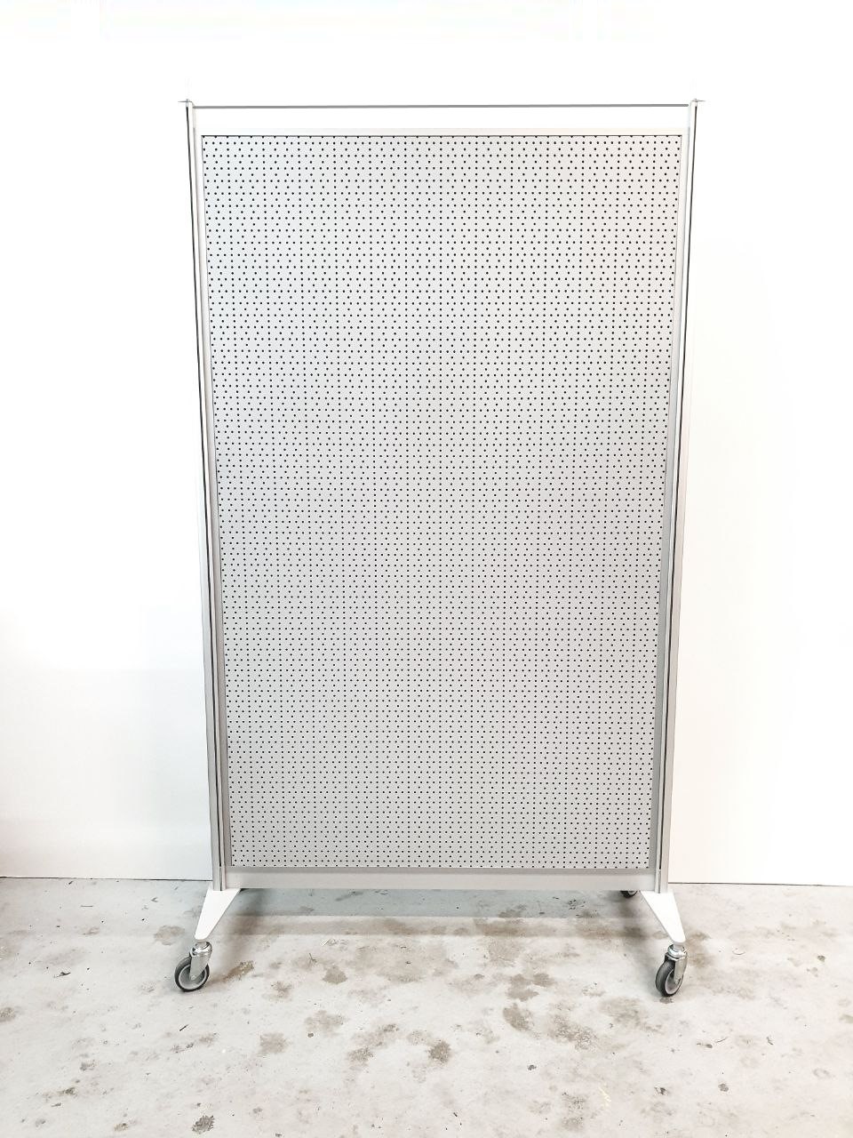 mobile Lochblech-Stellwand mit Laufrollen als Info-Stellwand für Haftmagnete geeignet
