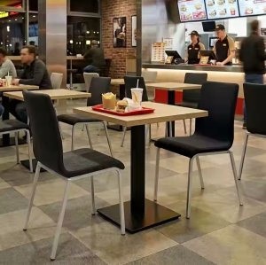 moderner und strapazierfähiger Bistrostuhl mit bequemen Polstersitz 