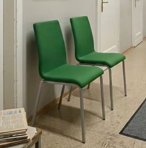 robuster Polsterstuhl mit einem schwerentflammbaren Sitzbezug für öffentlichen Einrichtungen geeignet