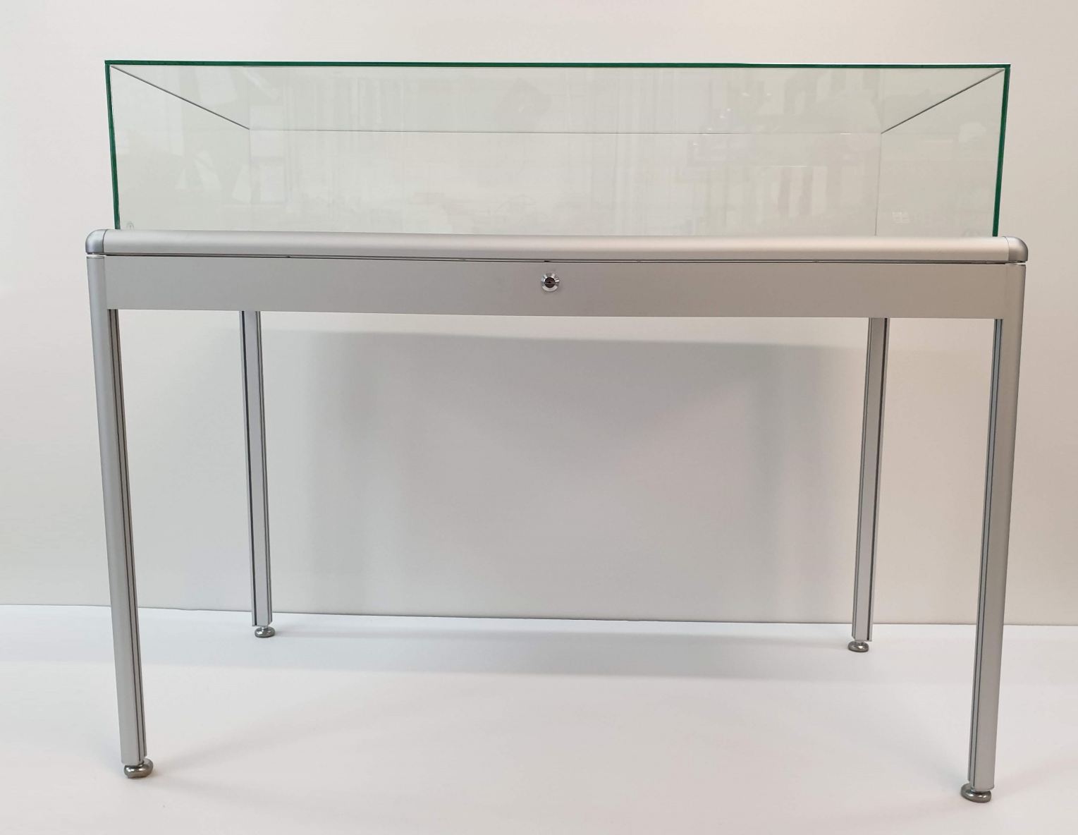 massive Tischvitrine aufklappbarer rahmenlose Glashaube Gasdruckfedernöffnung