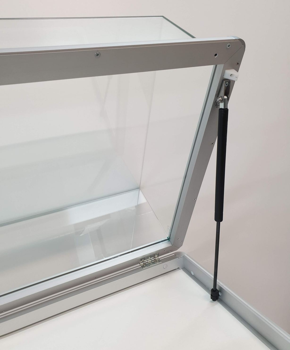 Tischvitrine aufklappbare Glashaube rahmenlos UV-verklebt