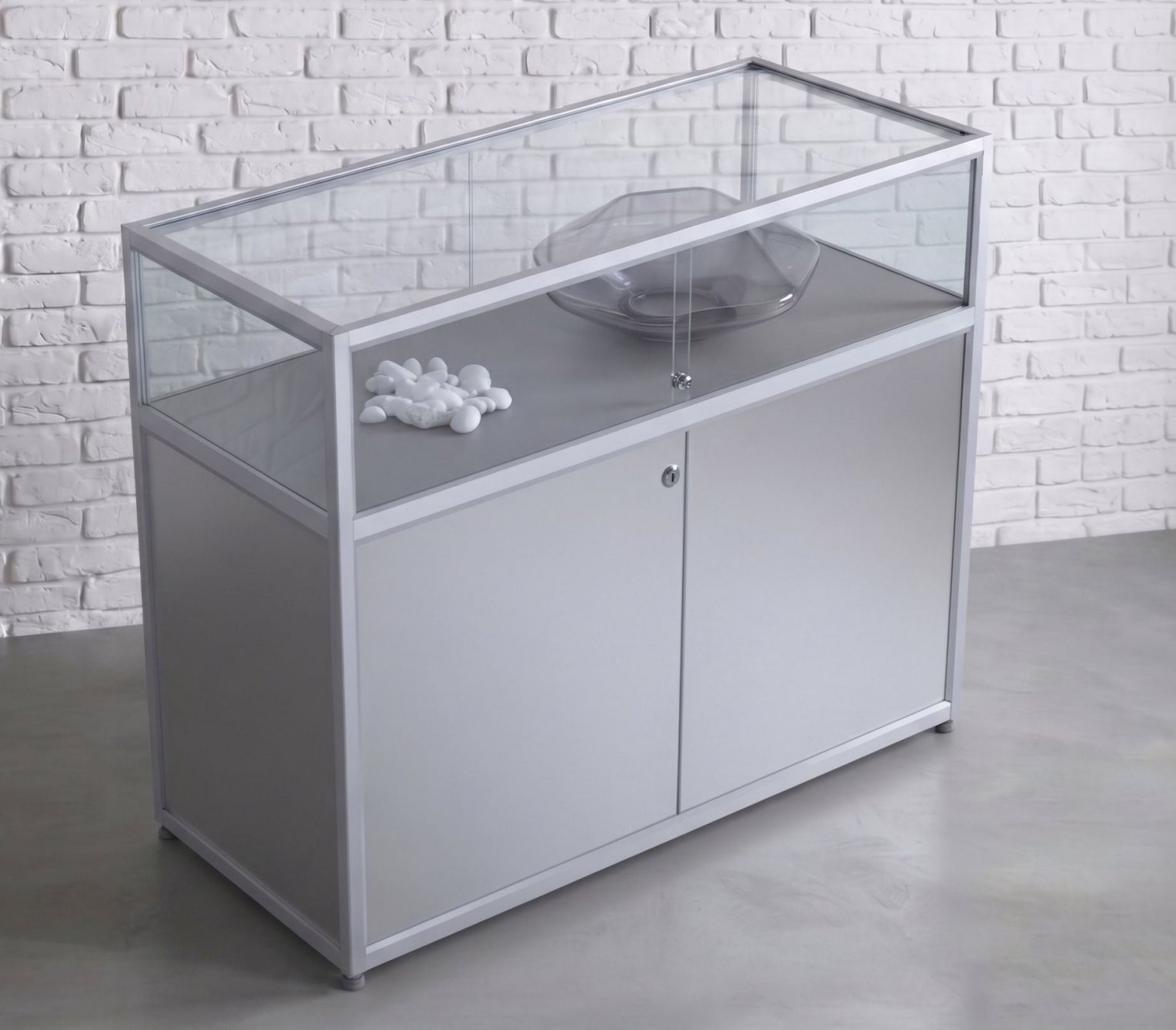 massive Tischvitrine mit Unterschrank als Stauraum abschließbar