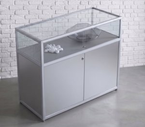 robuste Tischvitrine mit Stauraum