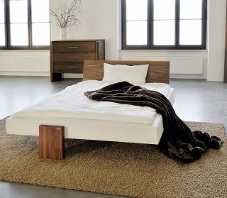 Design-Doppelbett mit einem Holzbein