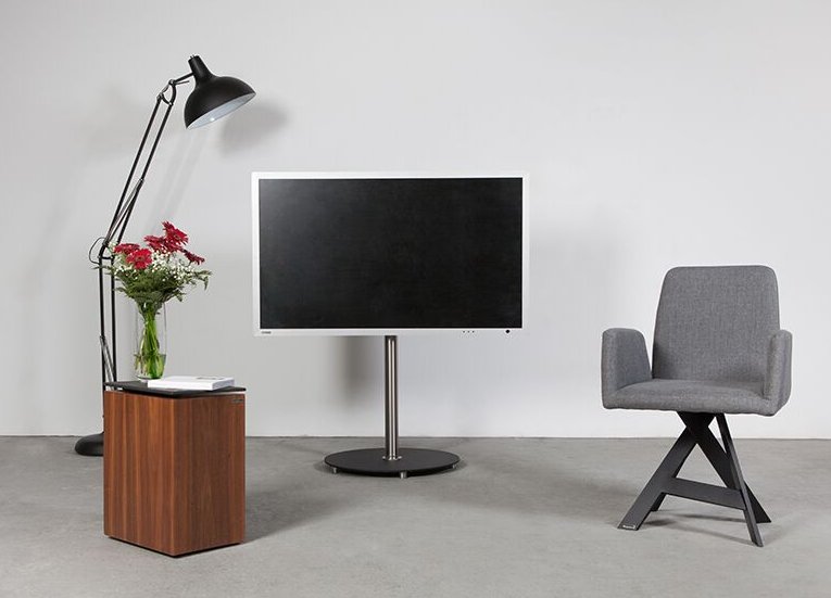 eleganter TV-Standfuß aus STahl und Edelstahl im zeitlosen Industrie-Design